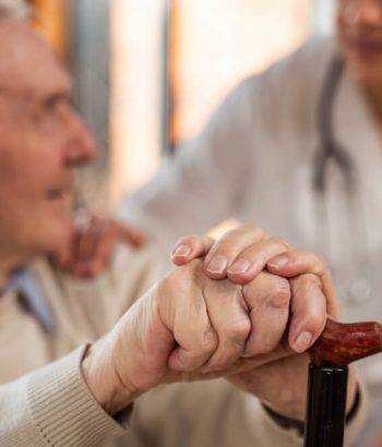 Síntomas del parkinson en personas mayores